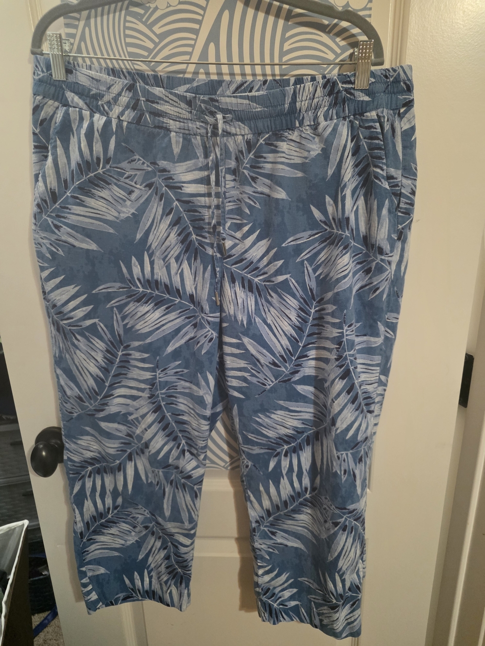 Jones New York Blue and White Leaf Tropical Print Pants